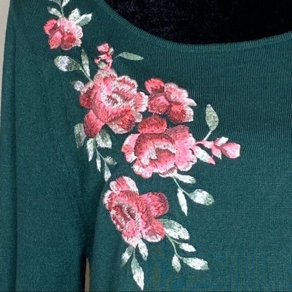 Monroe & Main Knitted Sweater Womens Size L Embroidered Roses Scoop Neck - Picture 7 of 8